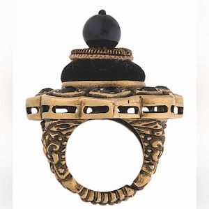 Woman’s Stylish GUCCI gold-tone cocktail ring size 4    *ALL OFFERS CONSIDERED!!